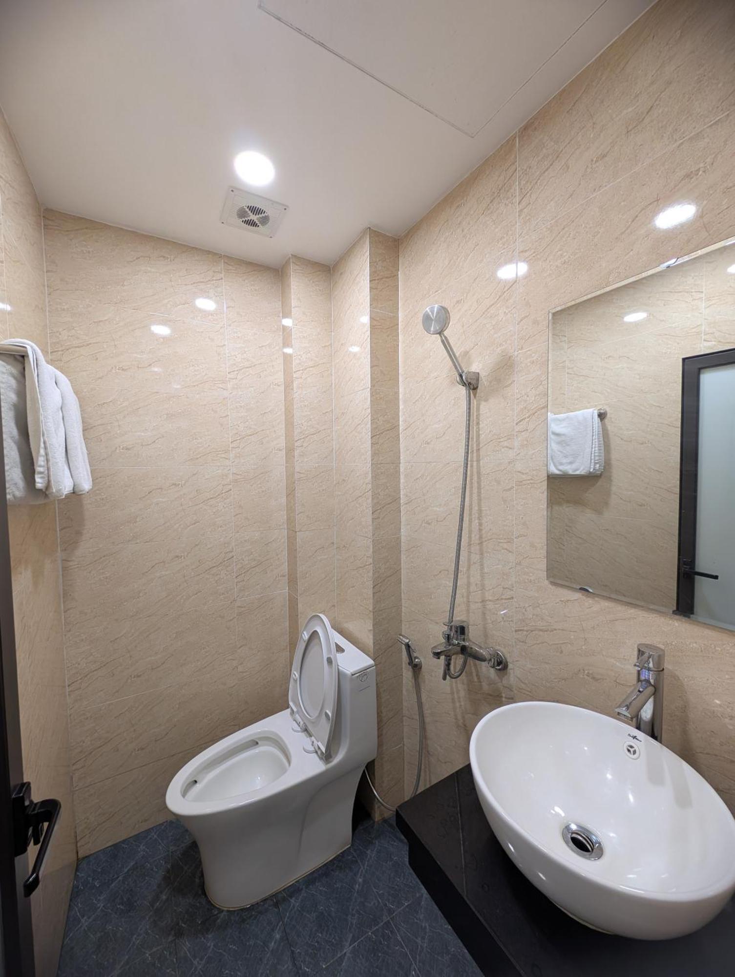Era Apartment 158 Nguyen Khanh Toan Hanoi Exteriör bild